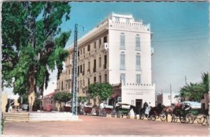 Gabes (Tunisie), Atlantic Hotel, Straßenansicht, ca. 1950