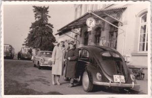 88662 Überlingen (Bodensee), Bahnhof, VW Käfer, Fotokarte 1964