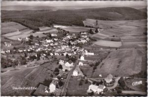 54570 Deudesfeld (Eifel), Luftaufnahme, ca. 1955